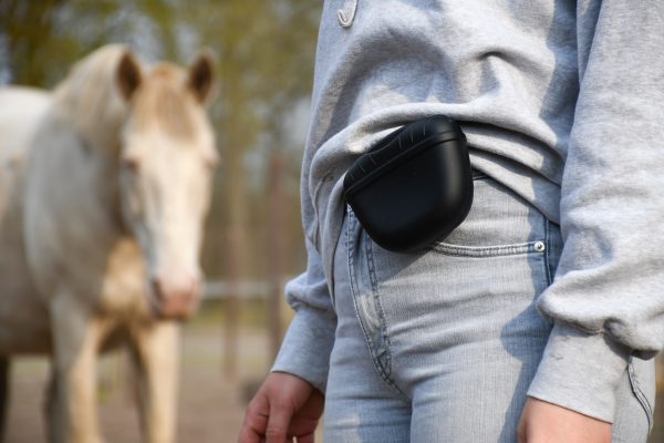 Artikel: Zwart beloningstasje. Handig klein beloningstasje met magneetsluiting.+R training, trainen met voer, clickertraining met paard